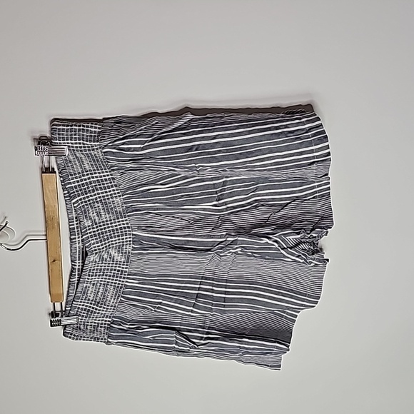 American Eagle large gray and white striped new with tags shorts - Picture 3 of 8